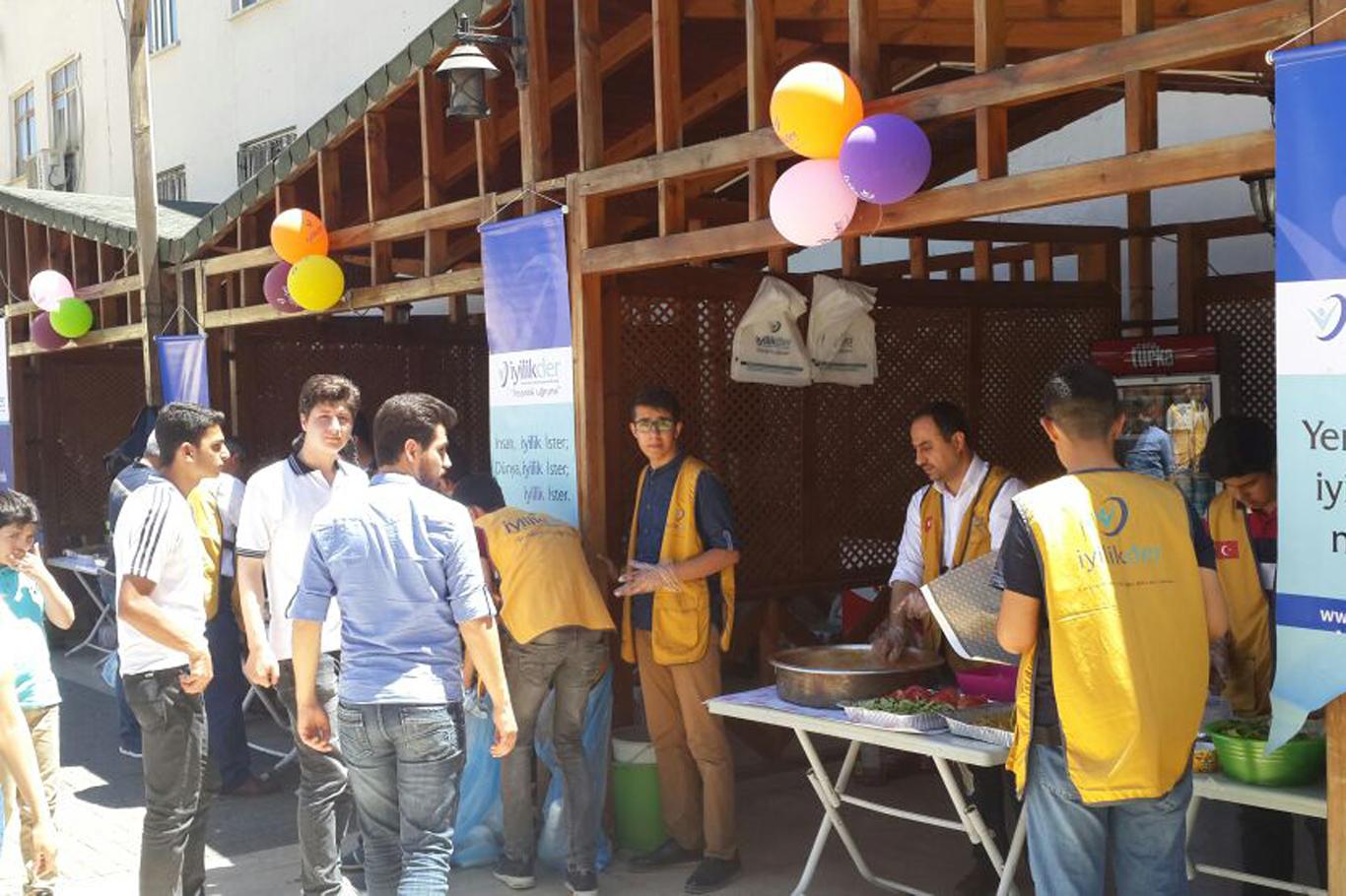 Afrika ve Suriyeli çocuklar için kermes açıldı Afrika ve Suriyeli çocuklar için kermes açıldı
